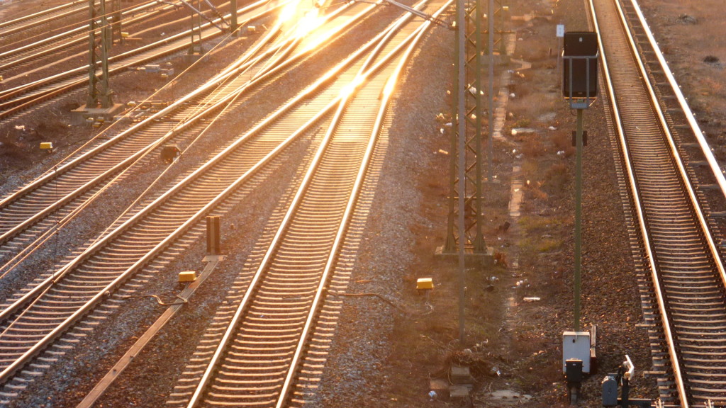 Gleise gegen Abendlicht