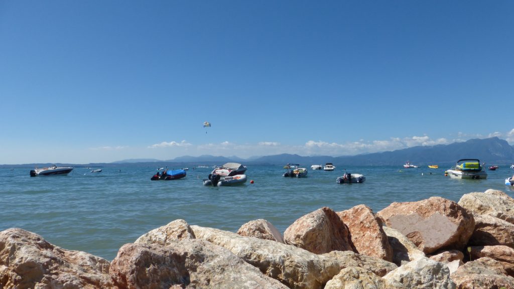 Die Natursteine schützen den Strand vorm wegspülen und sehen auch noch gut aus..