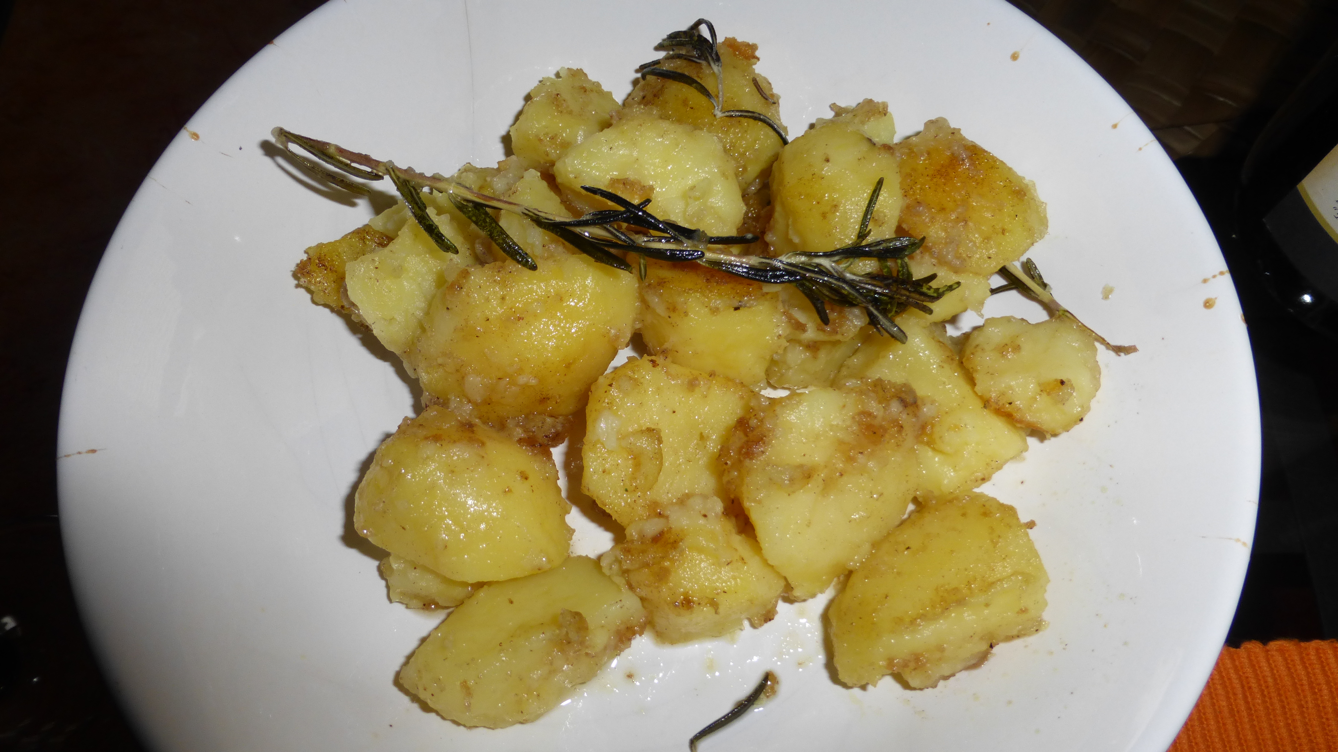 Leicht angebratene Kartoffeln mit Rosmarin-Begleitung